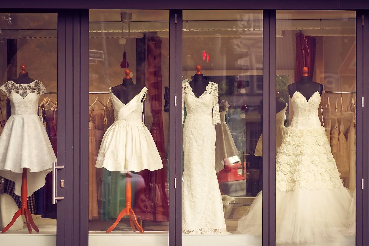 Czy suknia ślubna powinna pasować do klimatu wesela?