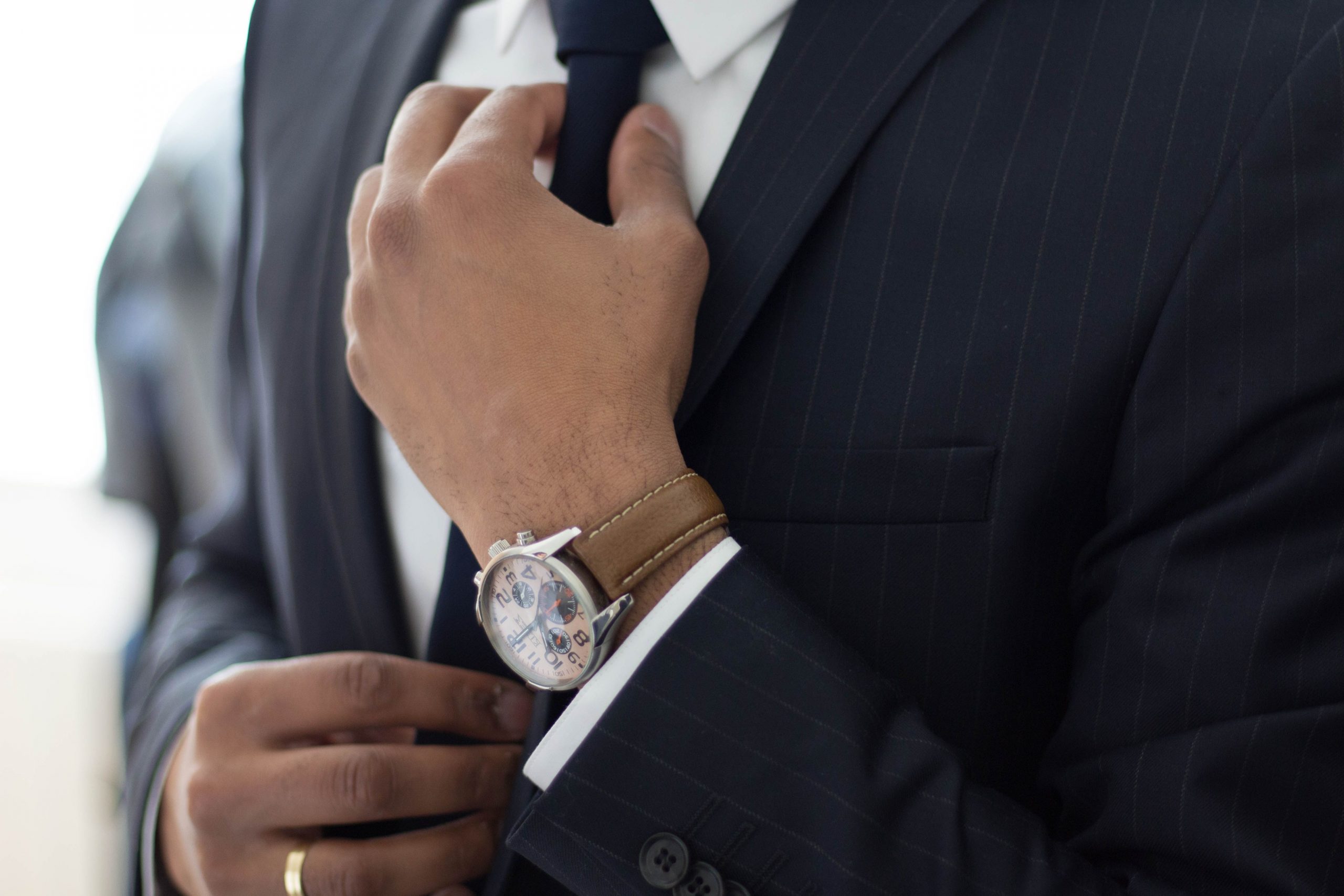 Ponadczasowa elegancja – jak wybrać męski zegarek, który posłuży przez lata?