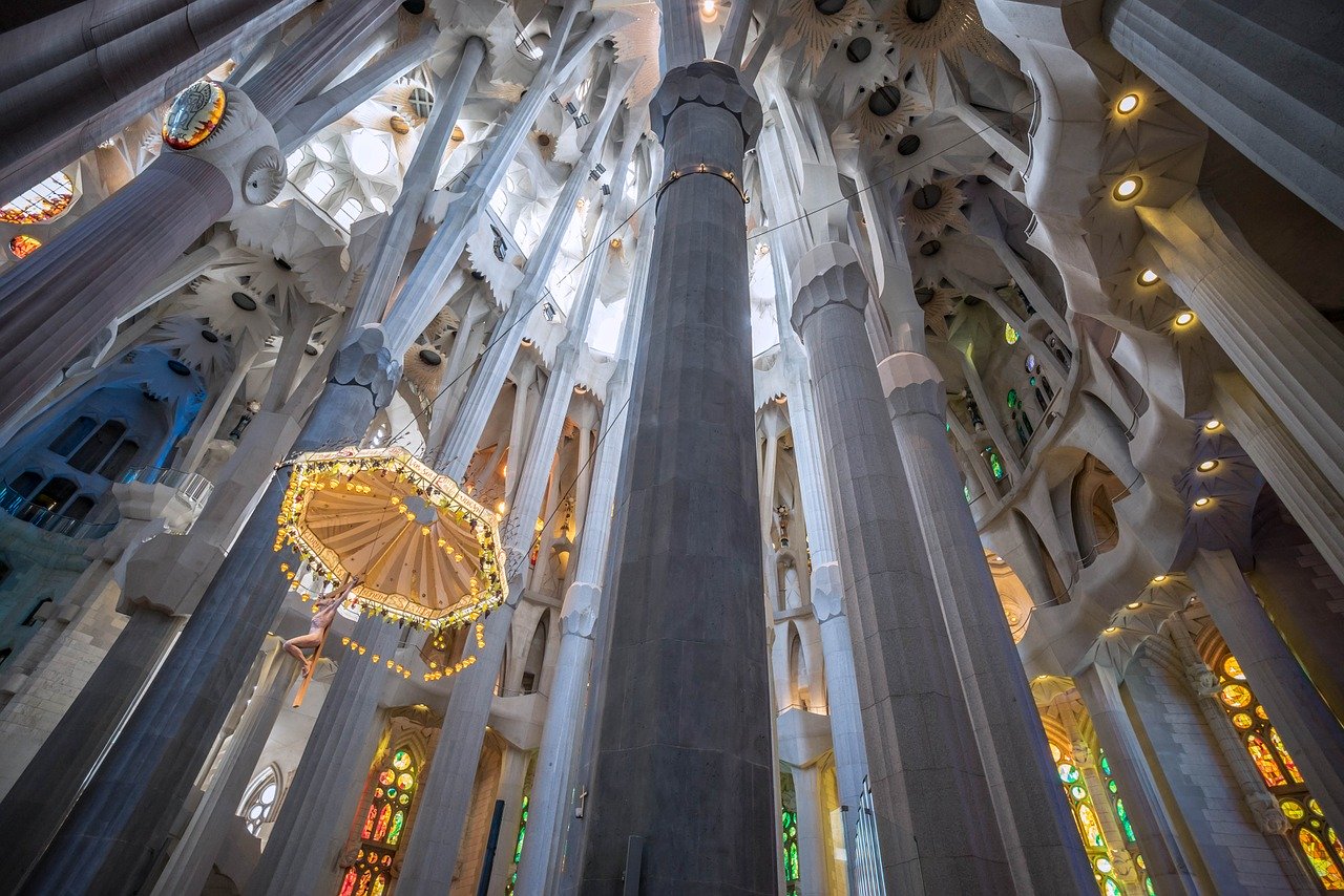 Niezwykłość w budowlach Gaudiego