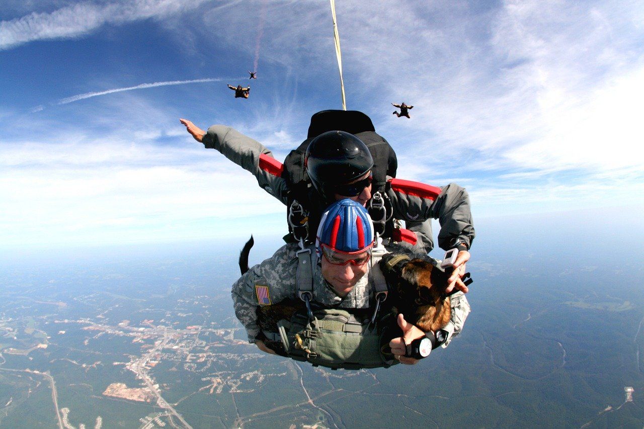 Skoki ze spadochronem – niezwykłe przeżycie, które warto doświadczyć
