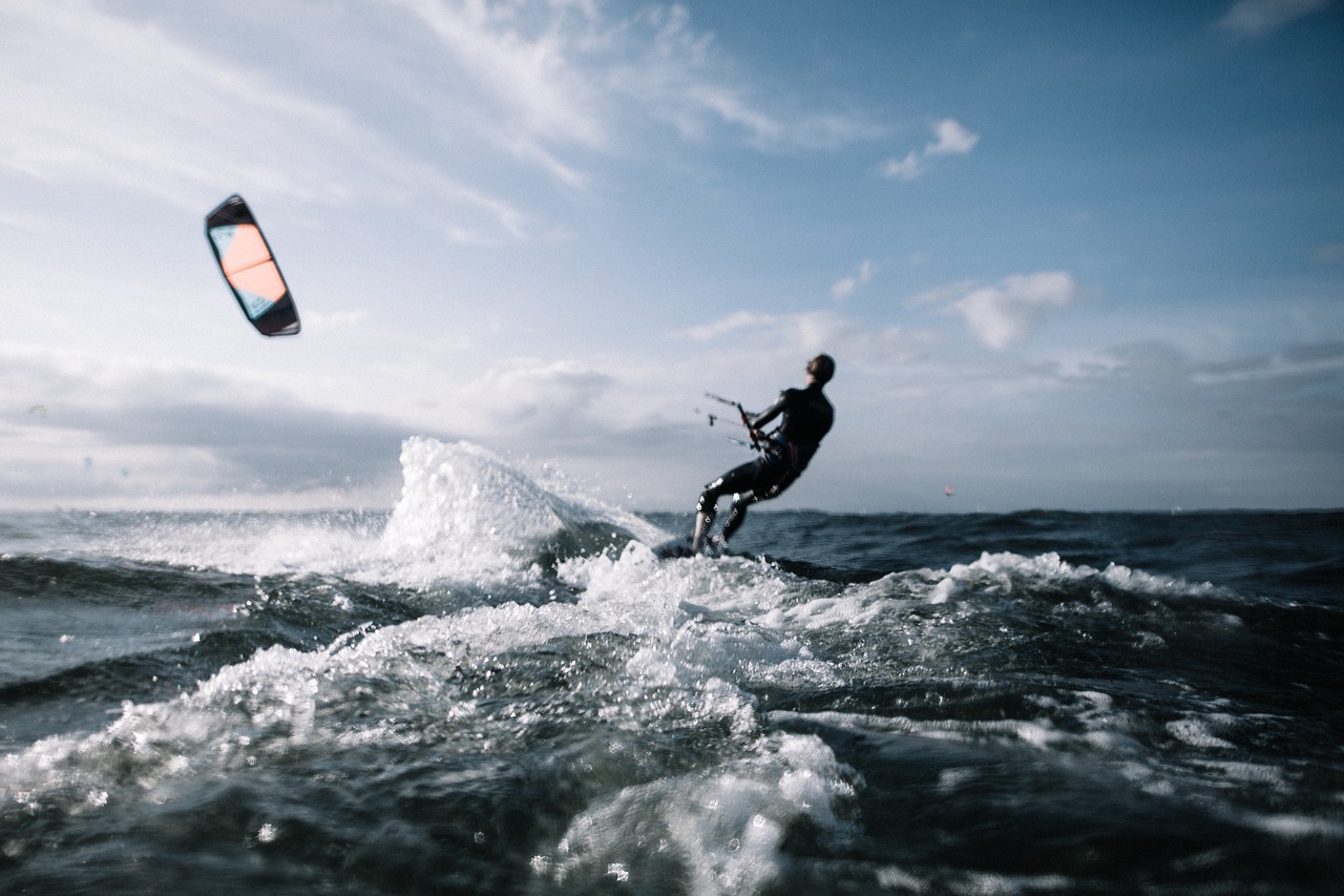 Kitesurfing – jak dobrać odpowiedni sprzęt do swoich umiejętności?
