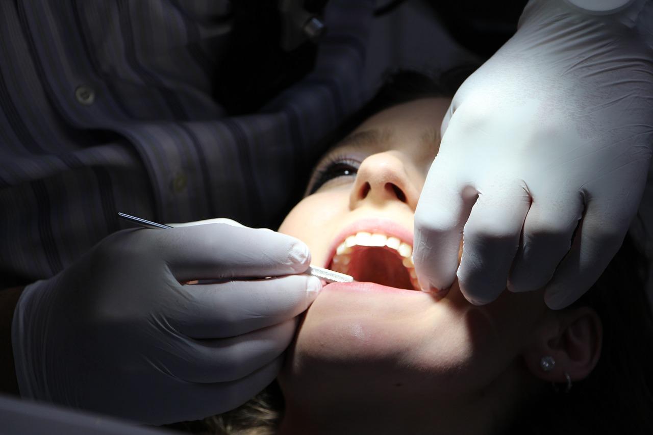 W jaki sposób można rozwiązać problemy estetyczne dotyczące zębów?