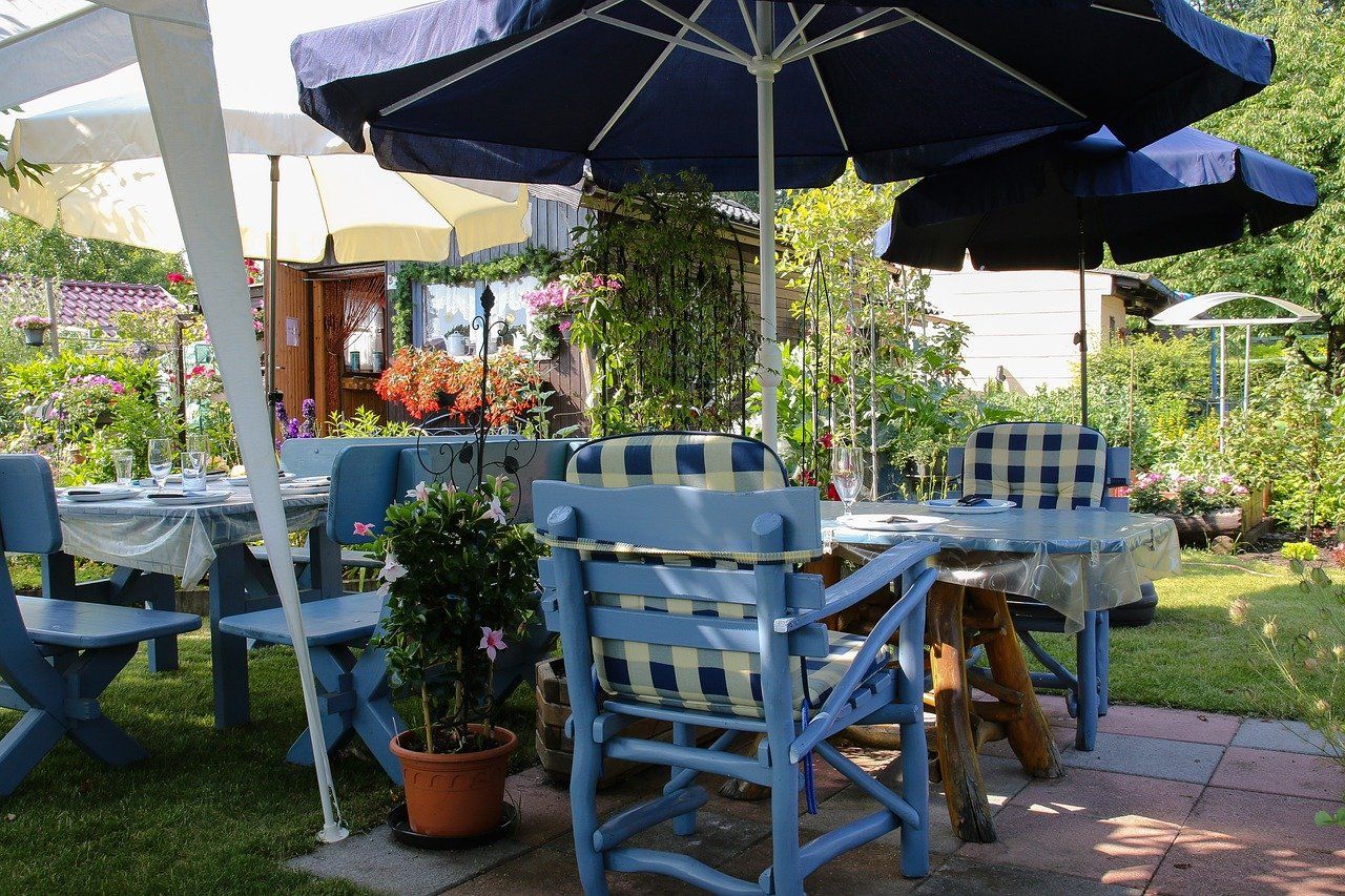 Jak wyposażyć ogródek przy lokalu gastronomicznym, aby przyciągał klientów?