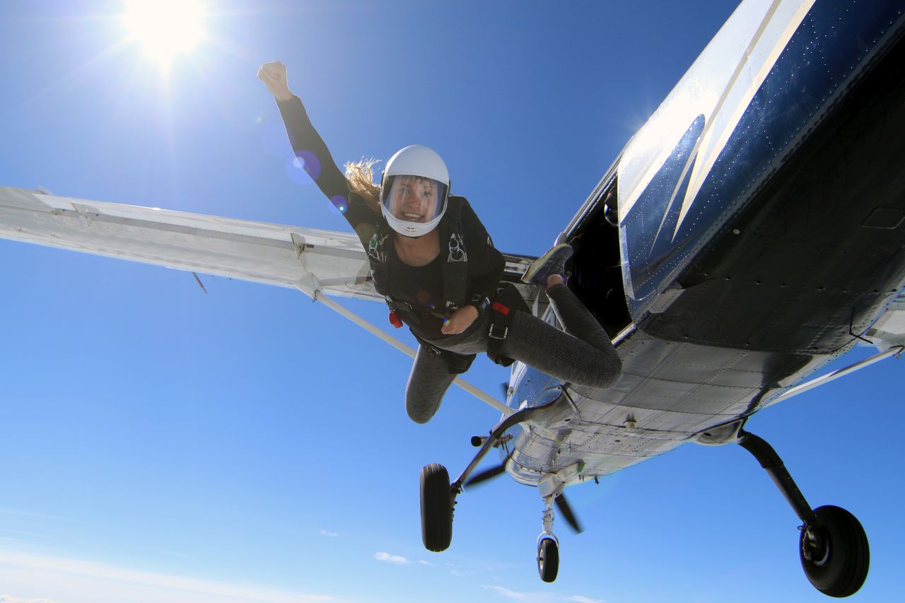 Samodzielny skok ze spadochronem – jakie trzeba przejść szkolenia?