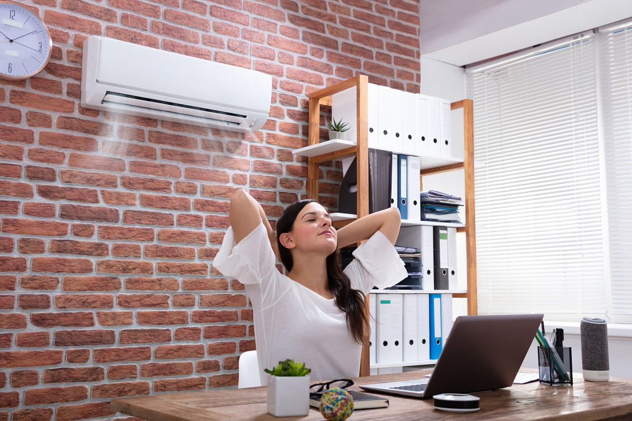 Jak należy obchodzić się z klimatyzacją, zamontowaną w domu i w pracy?